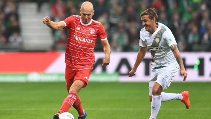 Fußball - Bremen: Arjen Robben (l) vom Team Bayern Legends im Zweikampf mit Max Kruse vom Team Claudio Pizarro. Foto: Sina Schuldt/dpa