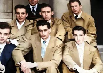 Foto: Foto meines Großvaters und seiner Verbindungsbrüder, Bundesstaat Youngstown, 1946. Restauriert und koloriert von u/ceisce
 [Alte Nutzer. Innen Bilder und Fotos]