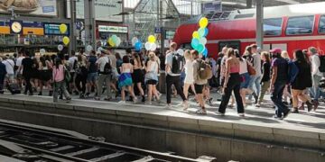 Die hohe Auslastung der Züge in den Sommermonaten 2022, in denen das 9-Euro-Ticket galt, hat zu einer deutlichen Zunahme der verbalen Attacken gegen das Zugpersonal geführt.