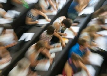 385.000 Studienberechtigte gab es im Jahr 2022, der Anteil der Frauen legte noch mal leicht zu.