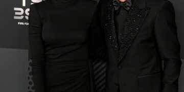 Lionel Messi, wer sonst! Argentiniens Weltmeister-Kapitän bekommt von der FIFA die Trophäe als bes